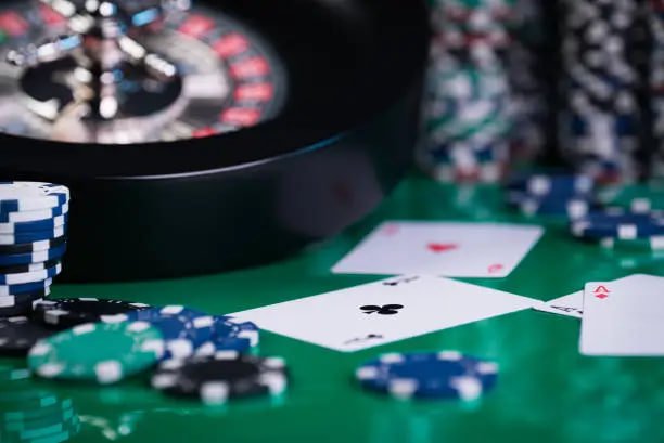 Giao diện sb24 trên điện thoại di động với các trò chơi cược thể thao, slot online